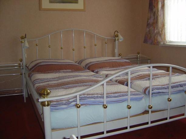 Schlafzimmer mit Doppelbett