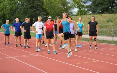Lauftraining vor Läufergruppe
