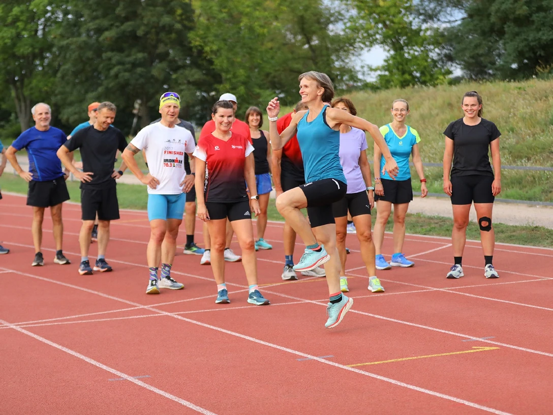 Lauftraining vor Läufergruppe