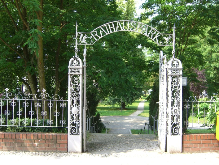 Tor zum Rathauspark in Erkner