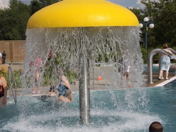 Das Freizeitbecken mit Springbrunnen außen