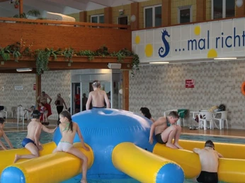 Spielende Kinder im Freizeitbecken