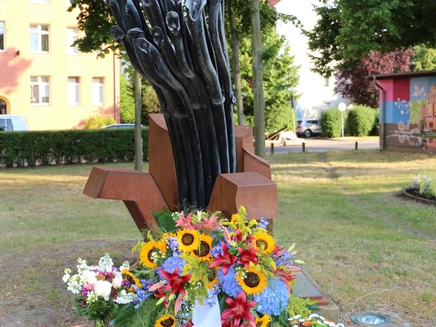 Die Forderung - Frontalansicht