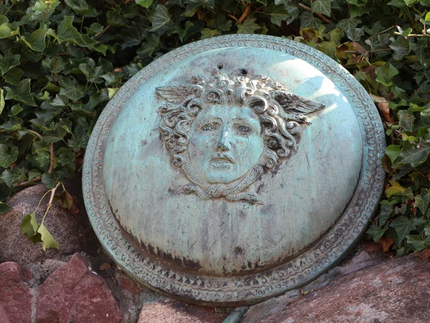 Kriegerdenkmal am Zickenplatz - Medusa-Schild