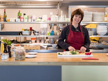 Speisenzubereitung im Sukhavati Bistro