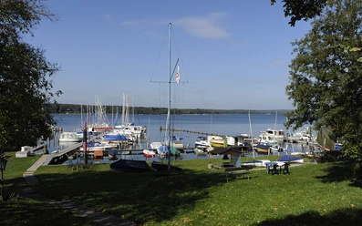 Yachtclub Diensdorf e.V. - Hafenanlage, links schließt ein weiterer Steg an