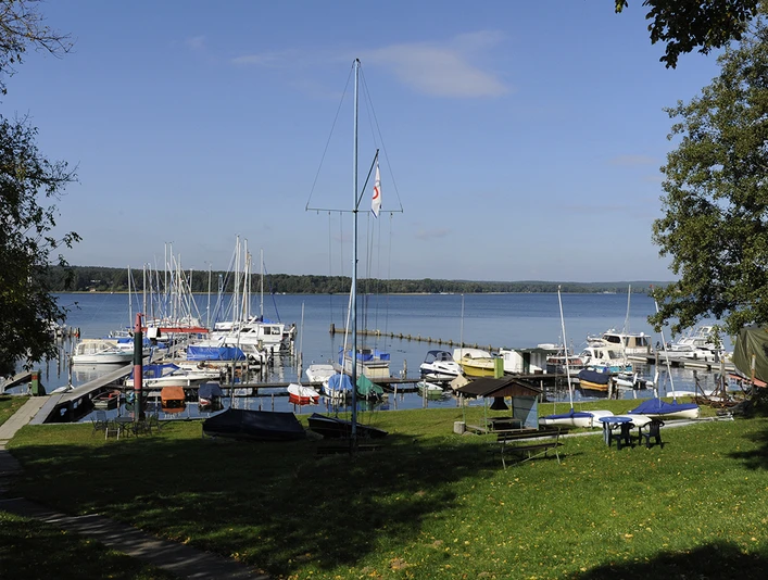 Yachtclub Diensdorf e.V. - Hafenanlage, links schließt ein weiterer Steg an