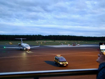 Mit Blick auf das Rollfeld