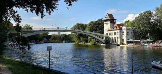 Brücke zur Insel der Jugend im Treptower Park