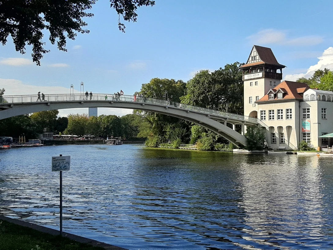 Brücke zur Insel der Jugend im Treptower Park