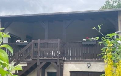 Überdachte Terrasse mit Treppenaufgang