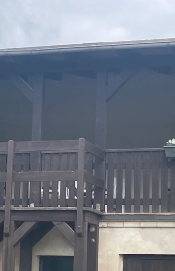 Überdachte Terrasse mit Treppenaufgang