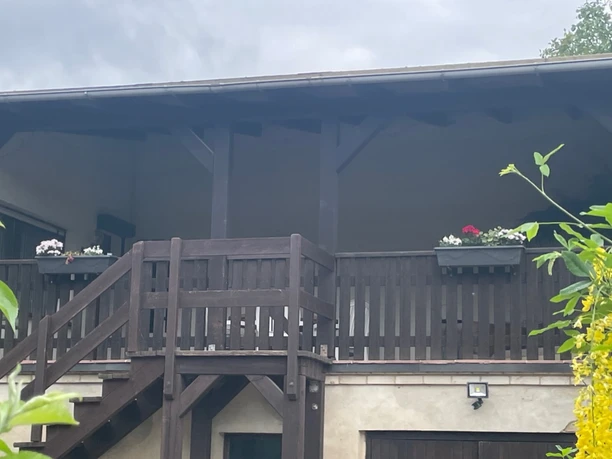 Überdachte Terrasse mit Treppenaufgang