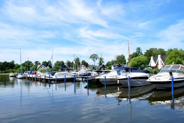 Marina Wendisch Rietz - Hafendorf mit Bootsliegeplätzen
