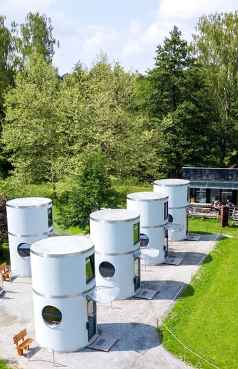 Blick auf die Hoteltürme am Forellenhof in Rottstock