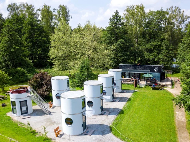 Blick auf die Hoteltürme am Forellenhof in Rottstock