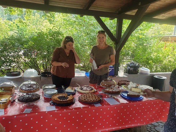 Kuchentisch im Sommercafé