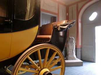 Postkutsche vor dem Grenzstein in der Durchfahrt