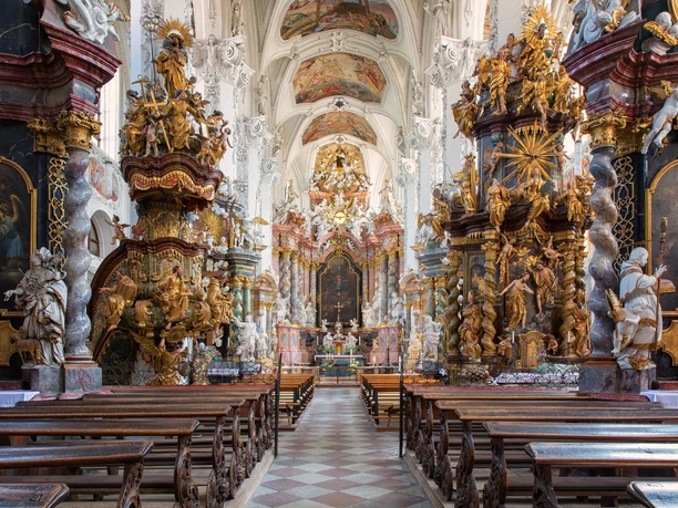 Innenansicht der katholischen Stiftskirche