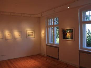 Im Ausstellungraum Roger Loewig Haus