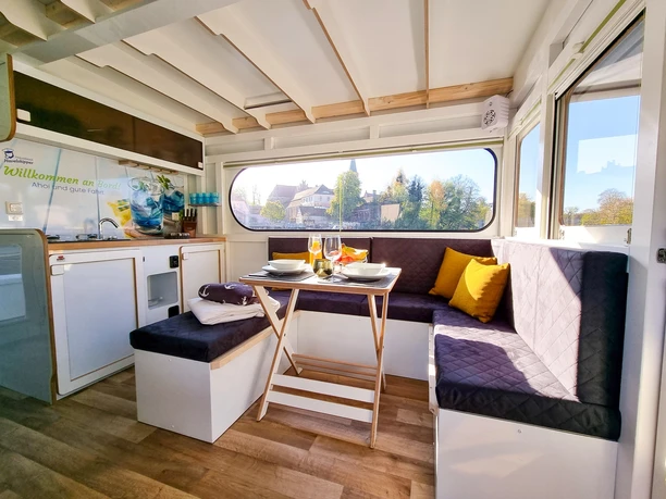 Essecke auf dem Hausboot-Havelskipper