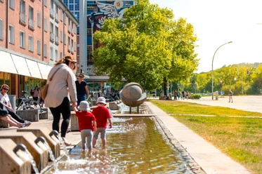 Kinder am Brunnen in der Lindenallee