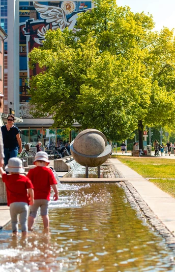 Kinder am Brunnen in der Lindenallee