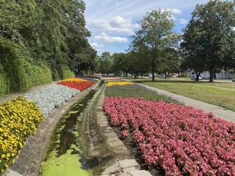 Gartenfließ im Sommer