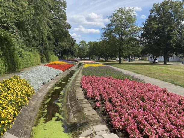Gartenfließ im Sommer
