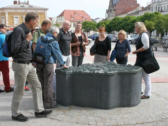 Stadtführung am Tastrelief