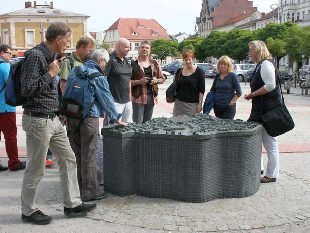 Stadtführung am Tastrelief