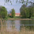 Gutspark Petzow - Blick über den Haussee zum Waschhaus und Schloss