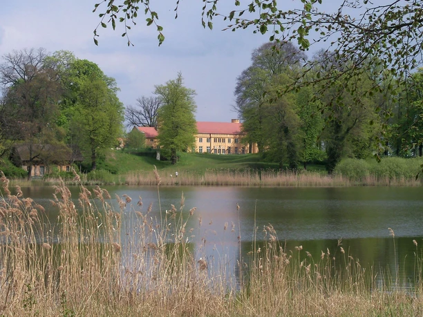 Gutspark Petzow - Blick über den Haussee zum Waschhaus und Schloss
