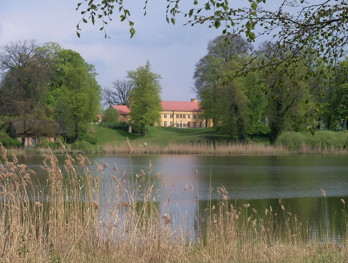 Gutspark Petzow - Blick über den Haussee zum Waschhaus und Schloss