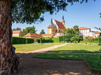 Blick auf die Katholische Stiftskirche des Kloster Neuzelles vom Barockgarten aus