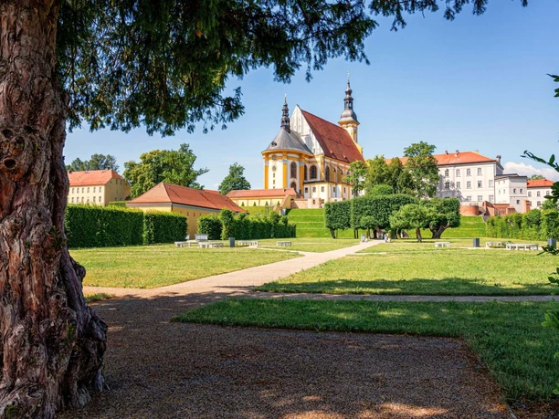 Blick auf die Katholische Stiftskirche des Kloster Neuzelles vom Barockgarten aus
