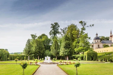 Blick auf den rekonstruierten Barockgarten von der Orangerie aus