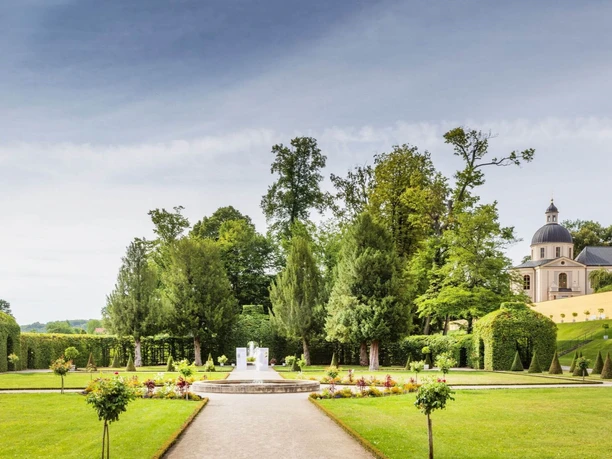 Blick auf den rekonstruierten Barockgarten von der Orangerie aus