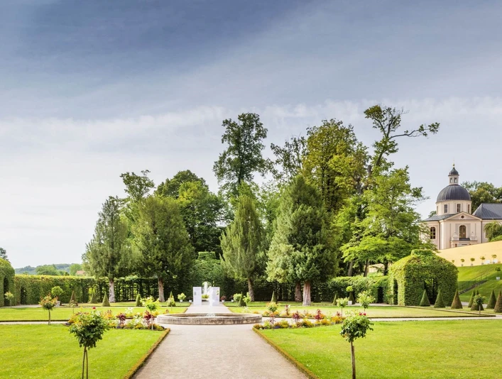 Blick auf den rekonstruierten Barockgarten von der Orangerie aus