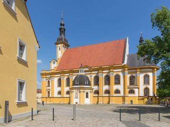Katholische Stiftskirche St. Marien mit Blick aus Richtung Süden im Kloster Neuzelle