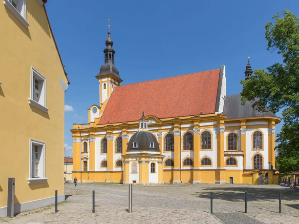 Katholische Stiftskirche St. Marien mit Blick aus Richtung Süden im Kloster Neuzelle