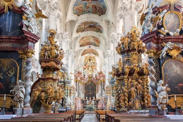 Katholische Stiftskirche St. Marien von innen im Kloster Neuzelle