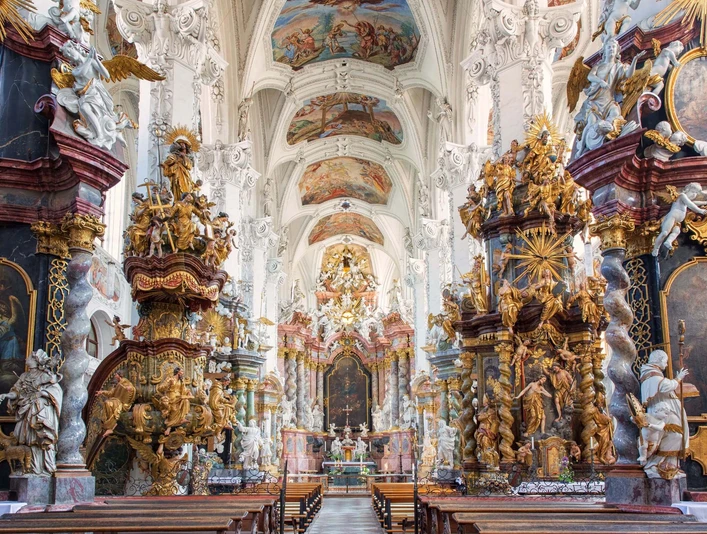 Katholische Stiftskirche St. Marien von innen im Kloster Neuzelle