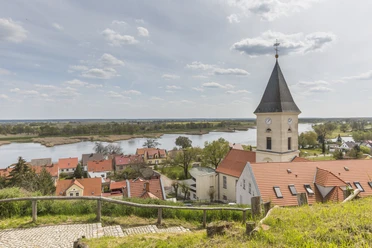 Blick vom Burgberg in Lebus auf die Kirche und die Oder