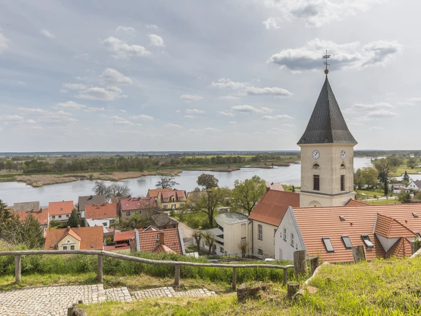 Blick vom Burgberg in Lebus auf die Kirche und die Oder