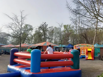 Hüpfburg im Biergarten und Inselcafé Kakadu Island