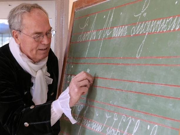 Lehrer Bruns an der Tafel