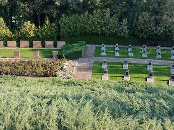 Ehrenfriedhof gefallener Sowjetischer Soldaten am Fuß der Monumentalplastik von Lech Kerbel auf den Seelower Höhen.