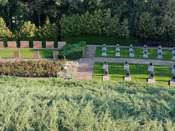 Ehrenfriedhof gefallener Sowjetischer Soldaten am Fuß der Monumentalplastik von Lech Kerbel auf den Seelower Höhen.