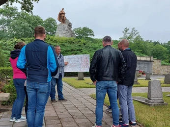 Oderbruchguide Klaus Ahrendt während eines Rundganges